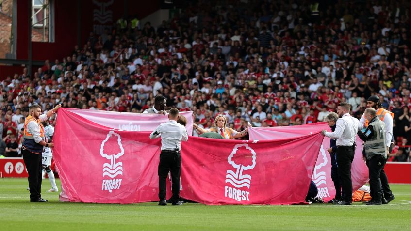 Danilo sendo atendido após grave lesão / Foto: David Rogers/Getty Images