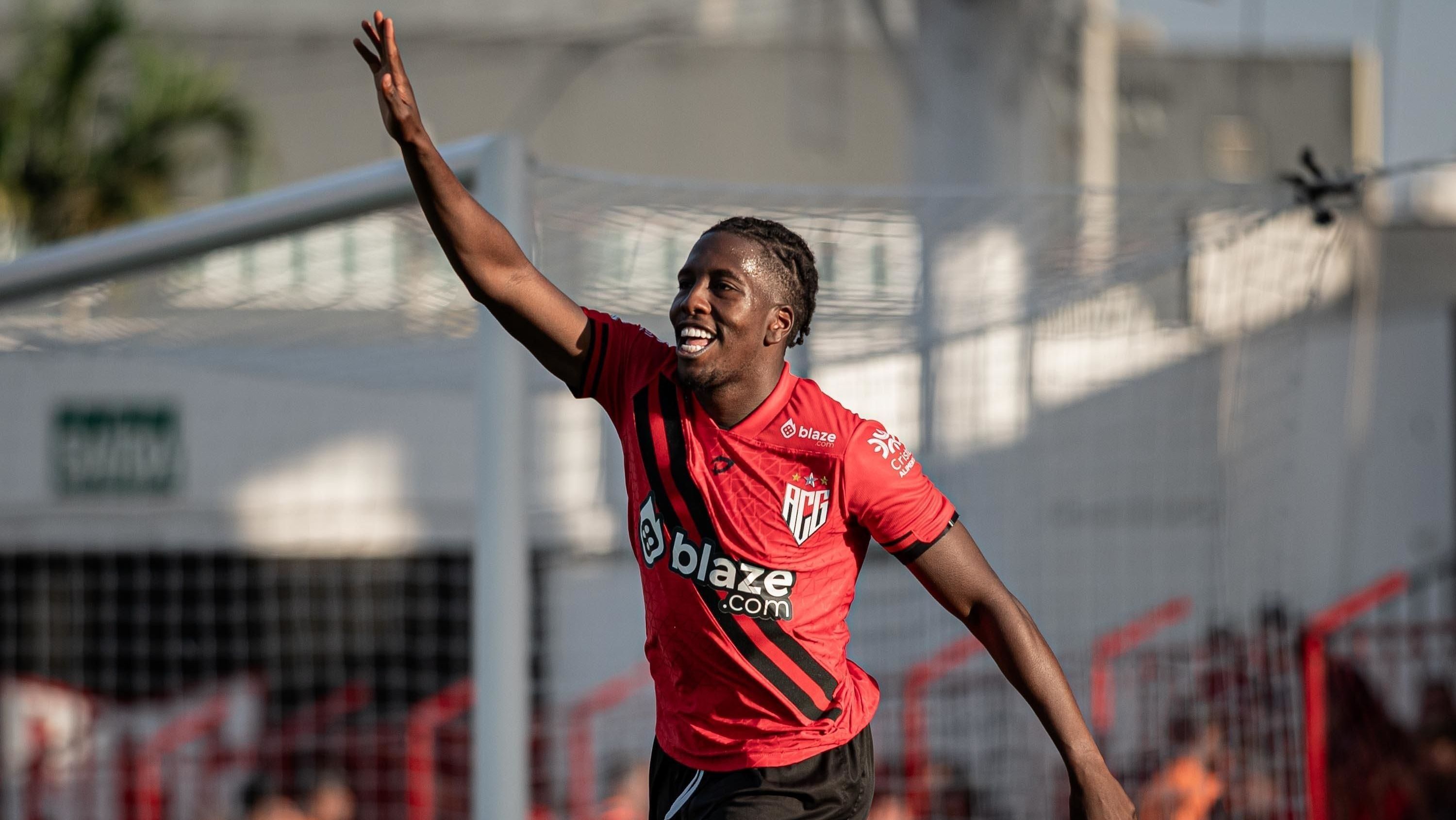 Jan Hurtado comemora o primeiro gol do Atlético-GO sobre o Juventude