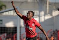 Com confusão e gol no fim, Atlético-GO vence Juventude pelo Brasileirão