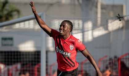 Com confusão e gol no fim, Atlético-GO vence Juventude pelo Brasileirão