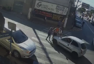 Vídeo: três são atropelados por motorista que dirigia sem habilitação no RJ