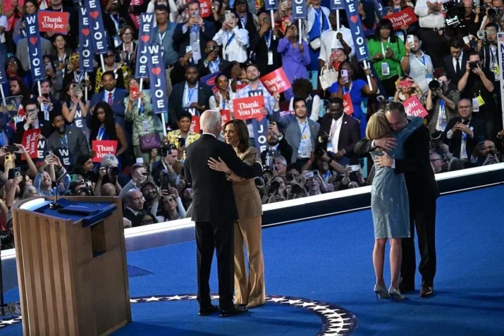 O presidente Joe Biden e a vice-presidente Kamala Harris no palco no final da primeira noite da Convenção Nacional Democrata, em Chicago, em 19 de agosto de 2024 • Austin Steele/CNN