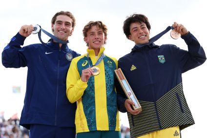 Keegan Palmer, medalha de prata, Tom Schaar, medalha de ouro, e Augusto Akio, medalha de bronze no skate park