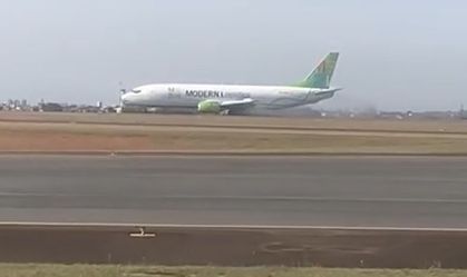 Avião em cima da pista de aterrissagem do aeroporto