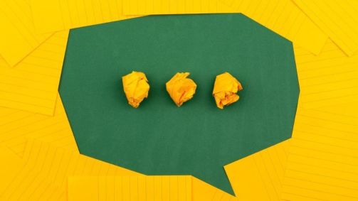 Balão de conversa nas cores verde e amarelo para sinalizar uso da língua portuguesa, do português