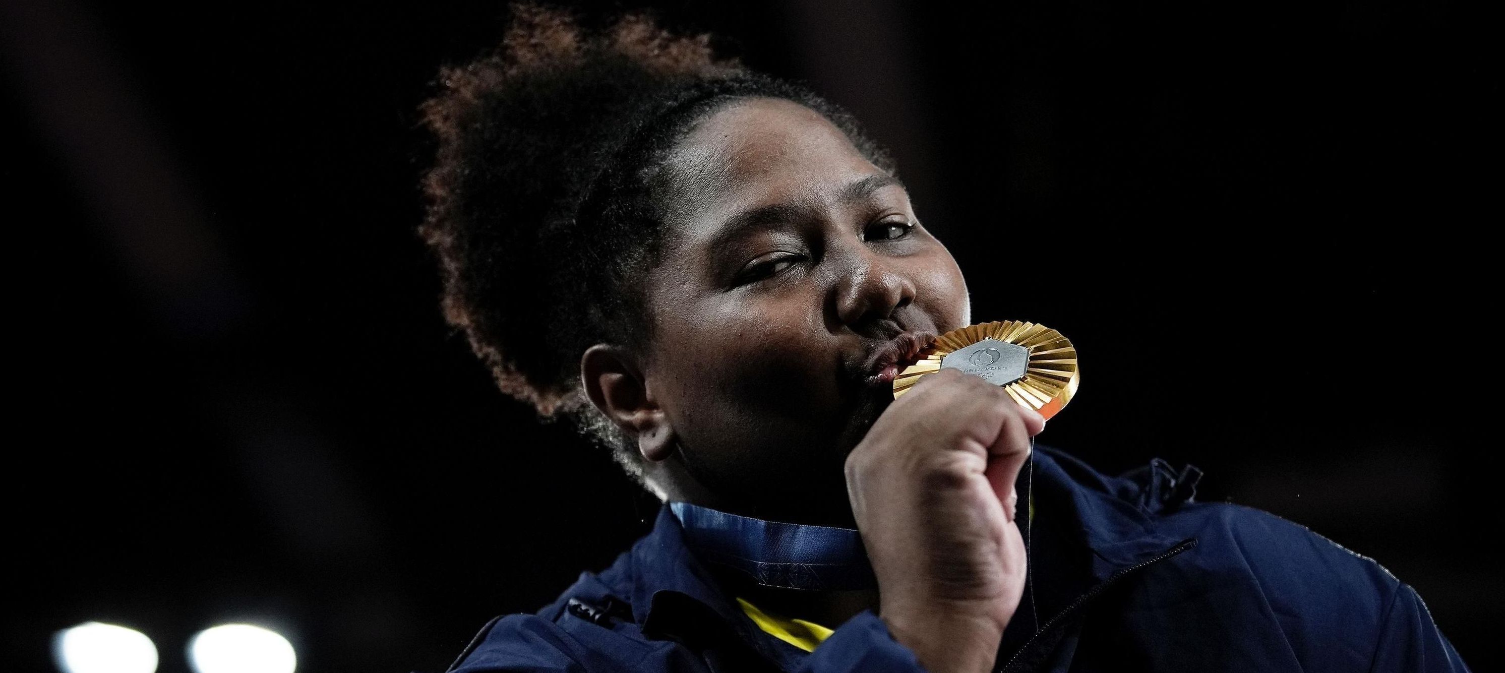 Beatriz Souza beija a medalha de ouro