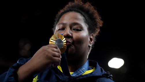 Beatriz Souza beija medalha de ouro conquistada no judô
