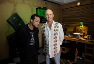 "Beetlejuice": Eduardo Sterblitch entrevista Michael Keaton sobre novo filme
