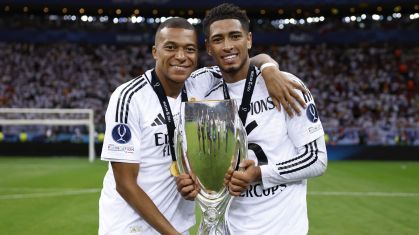 Mbappé e Bellingham se abraçam com a taça da Supercopa da Europa