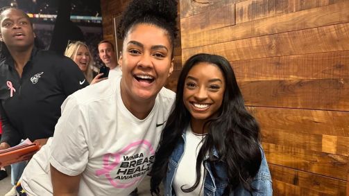 Damiris Dantas e Simone Biles em área interna do Gainbridge Fieldhouse