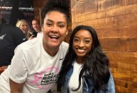 Simone Biles vai a jogo de basquete nos EUA e atende jogadora brasileira