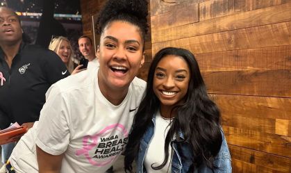 Simone Biles vai a jogo de basquete nos EUA e atende jogadora brasileira