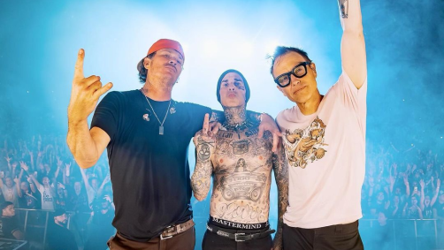 entre os integrantes Mark Hoppus, Travis Barker e Tom DeLonge, o último foi citado por internautas no X, antigo Twitter, como o possível responsável pelos cancelamentos