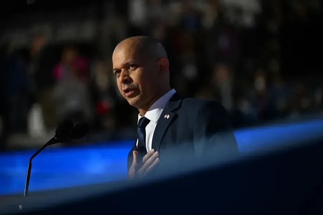 O policial aposentado do Capitólio dos EUA, sargento Aquilino Gonell, discursa na Convenção Nacional Democrata em Chicago, em 21 de agosto de 2024 • Rebecca Wright/CNN
