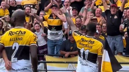 Bolasie comemorando gol sobre o Vasco no Campeonato Brasileiro