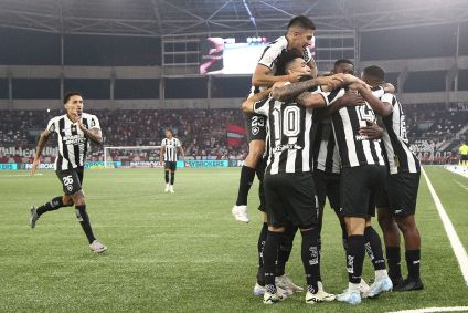 Jogadores do Botafogo comemoram um dos gols da vitória sobre o Flamengo
