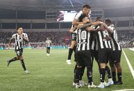 Botafogo goleia o Flamengo em clássico e volta a liderar o Brasileirão