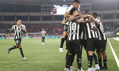 Botafogo goleia o Flamengo em clássico e volta a liderar o Brasileirão