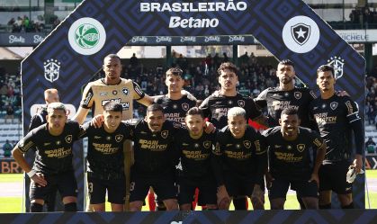 Time do Botafogo posa antes do duelo com Juventude pelo Brasileiro