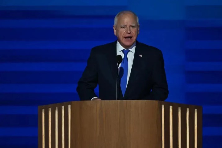 O candidato democrata à vice-presidência, Tim Walz, discursa no United Center durante a Convenção Nacional Democrata em Chicago, Illinois, em 21 de agosto de 2024 • Bernadette Tuazon/CNN