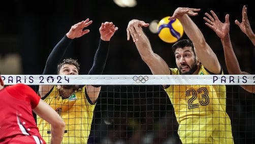 Bruninho e Flávio em ação de bloqueio durante jogo contra os EUA pelas quartas de final de Paris 2024