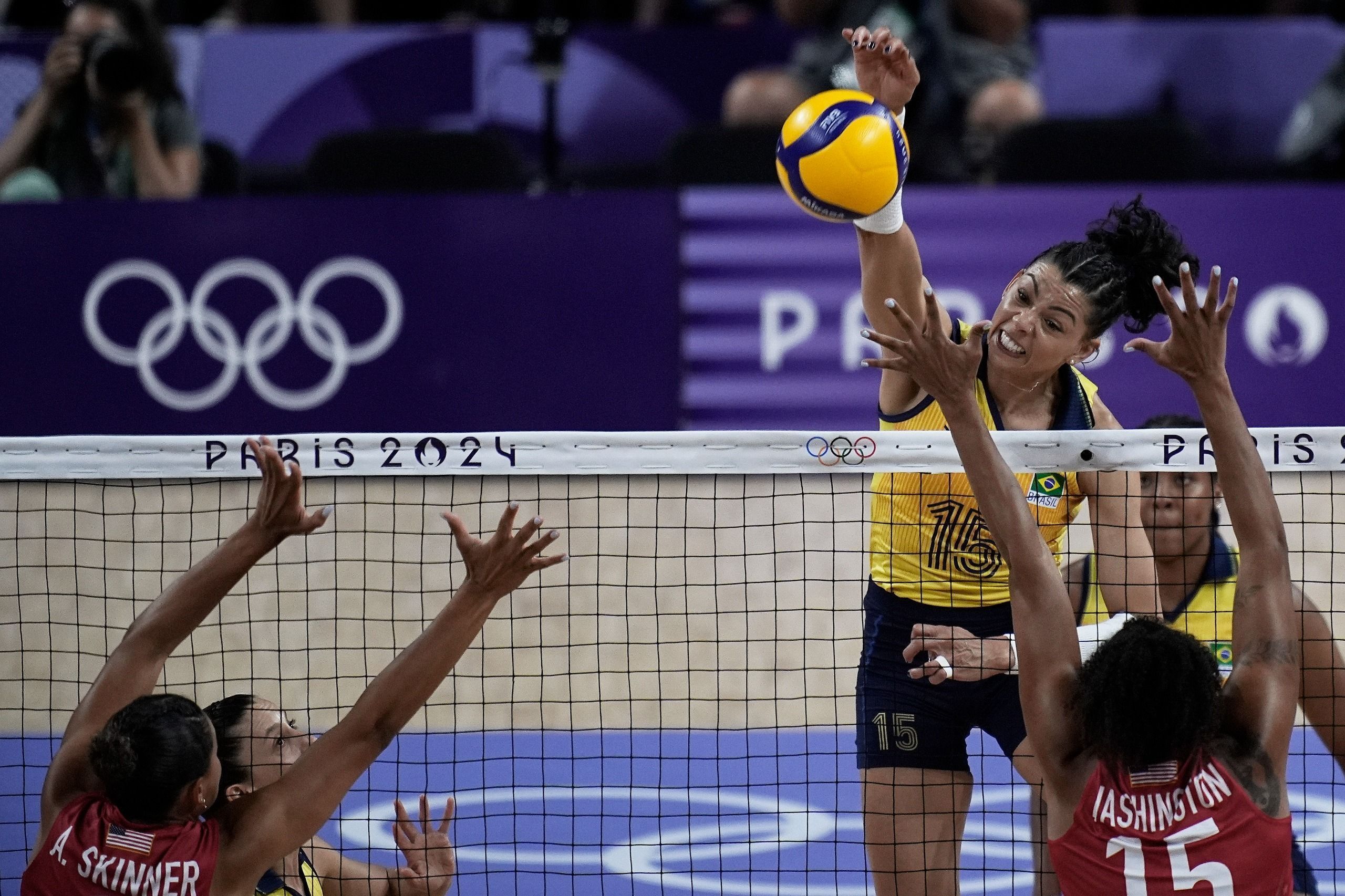 Brasil perdeu para os Estados Unidos por 3 sets a 2 na semifinal do vôlei feminino