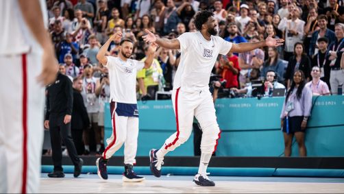Joel Embiid provoca torcida brasileira pedindo mais vaias ao entrar na Bercy Arena