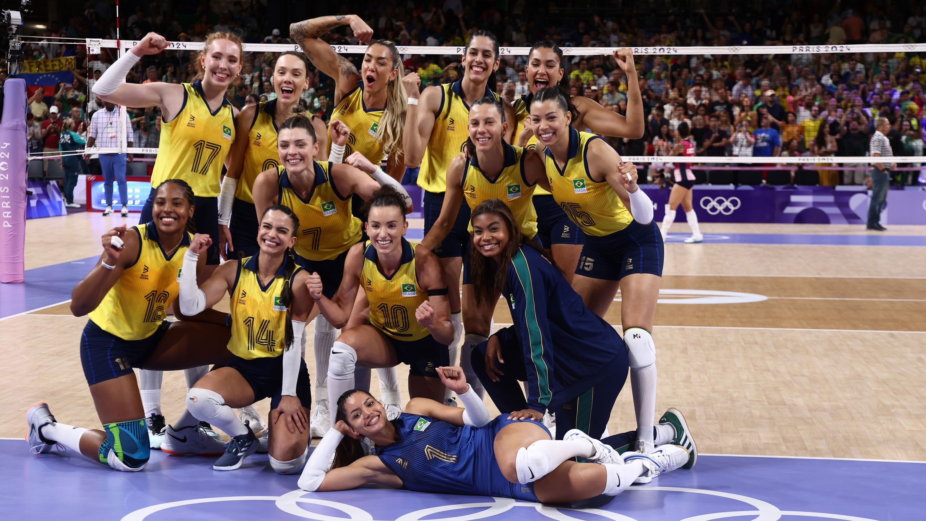 Seleção Brasileira de vôlei feminino comemora vitória na Olimpíada