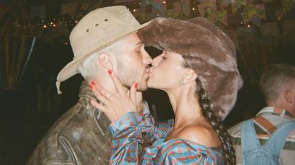 Bruna Marquezine compartilha foto beijando João Guilherme