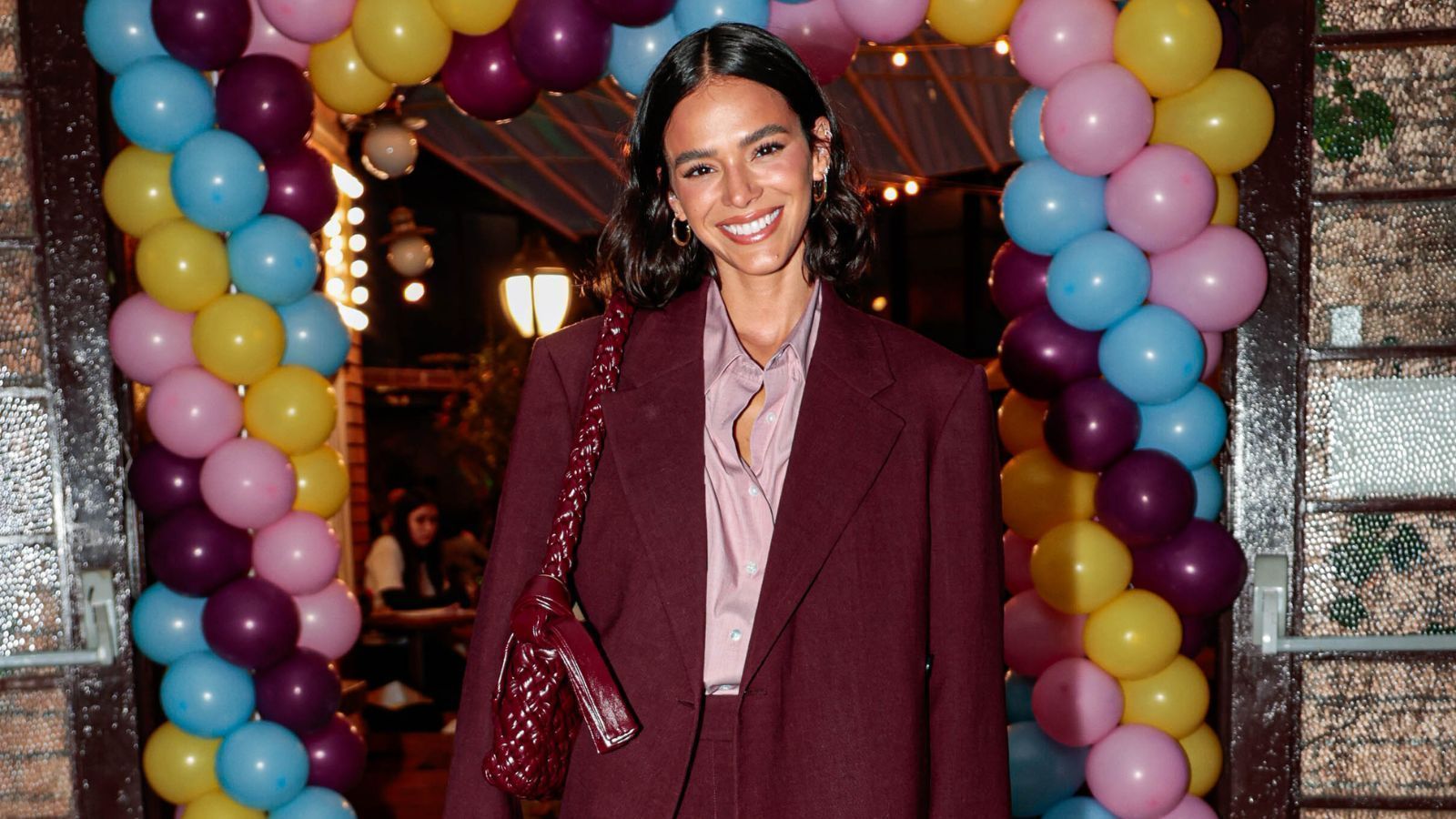 Bruna Marquezine celebra 29 anos em festa com crianças da ONG IKMR