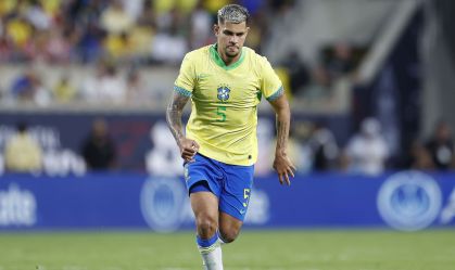 Lesão de Bruno Guimarães abre chance de testes a novos volantes na Seleção