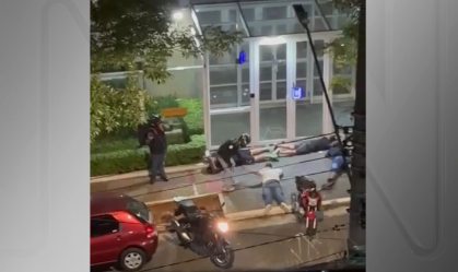 Vídeo: vítimas deitam ao chão e vizinhança grita durante assalto na zona leste de SP