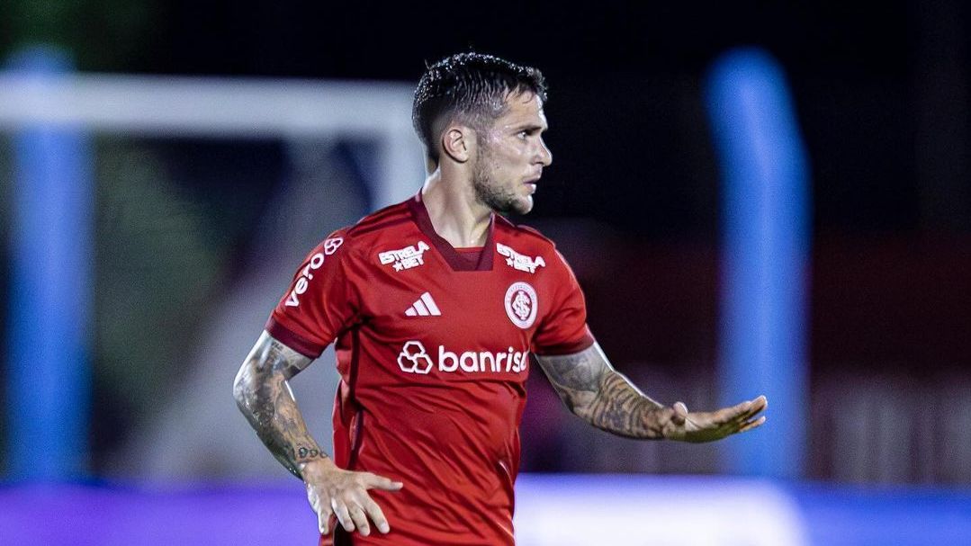 O jogador argentino tem vínculo com o clube gaúcho até fevereiro de 2025