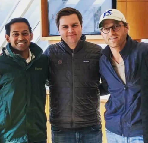 Foto publicada no LinkedIn pelo fundador da AppHarvest, Jonathan Webb, mostra JD Vance, no meio, e Webb, à direita / Jonathan Webb/LinkedIn
