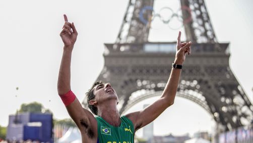 Caio Bonfim, medalhista de prata, comemora em frente à Torre Eiffel