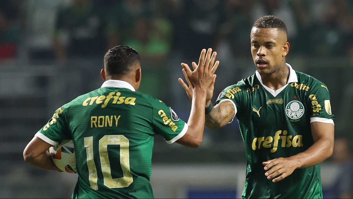 Caio Paulista e Rony comemoram gol do Palmeiras contra o Botafogo