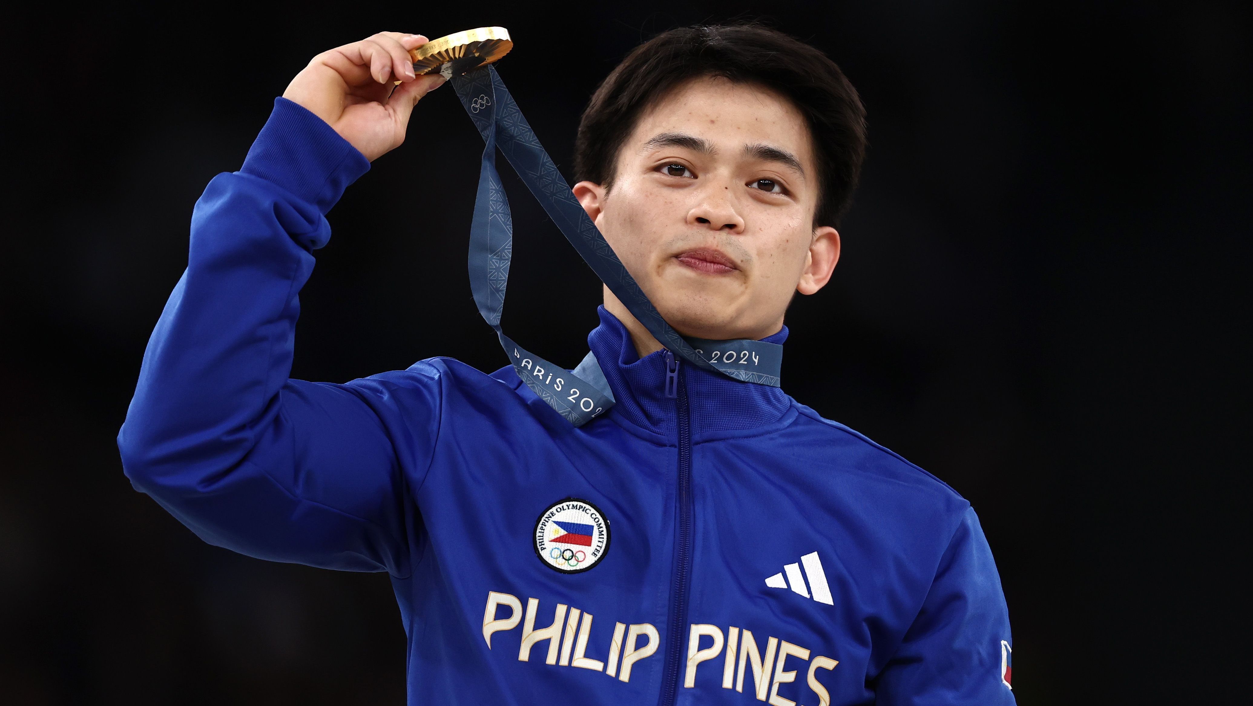 Carlos Yulo comemora medalha de ouro na Olimpíada