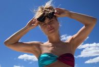 Carolina Dieckmann posa de topless ao lado de Angélica