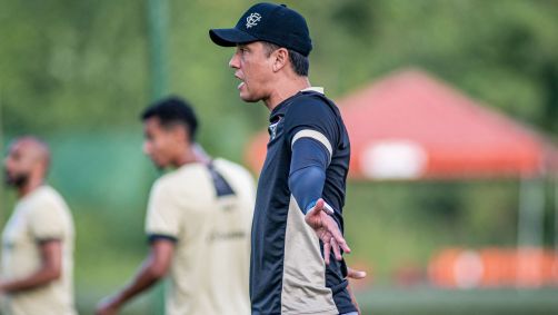 Thiago Carpini em treino do Vitória