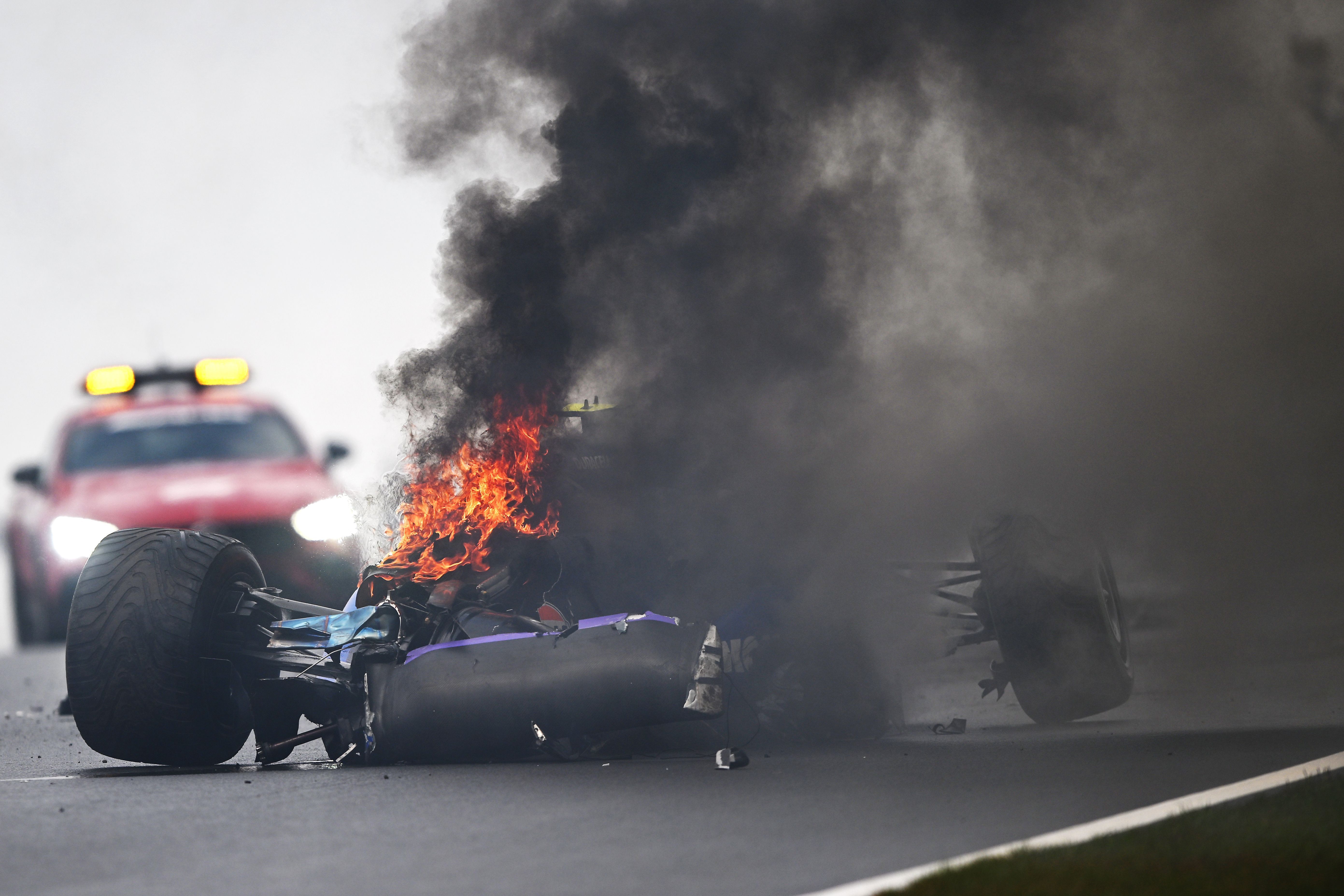 Carro de Logan Sargeant bate forte após batida no Circuito de Zandvoort