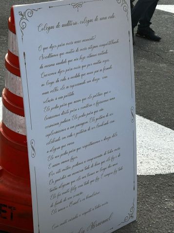 Mensagem da família de Silvio Santos colocada na frente ao cemitério da cerimônia para o enterro / Bruno Teixeira / CNN