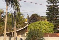 Cauda e motores do avião da Voepass são removidos do local do acidente