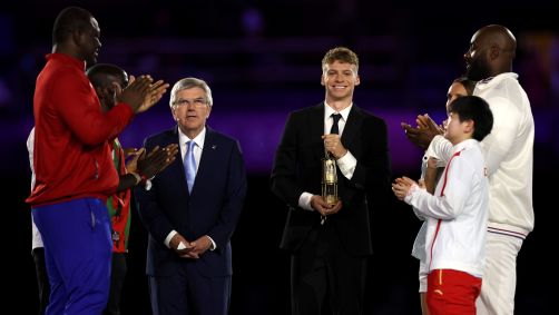 Léon Marchand, que conquistou quatro ouros e um bronze em Paris 2024, carregou a chama olímpica até o Stade de France
