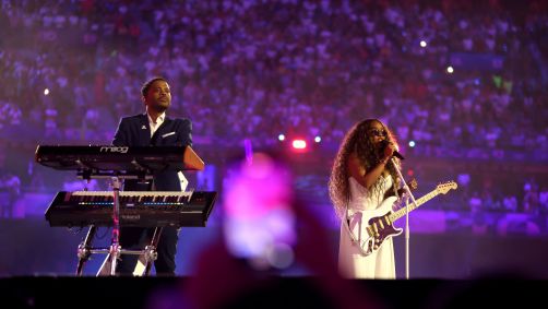 H.E.R. foi a responsável por cantar o hino dos Estados Unidos na passagem de bastão para Los Angeles 2028