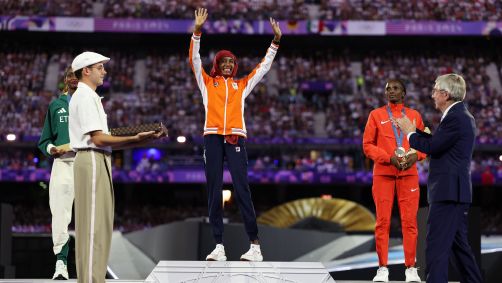 As medalhistas da maratona feminina receberam as medalhas de Thomas Bach, presidente do COI, durante a cerimônia de encerramento