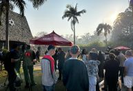 Familiares e famosos participam de cerimônia para enterro de Silvio Santos