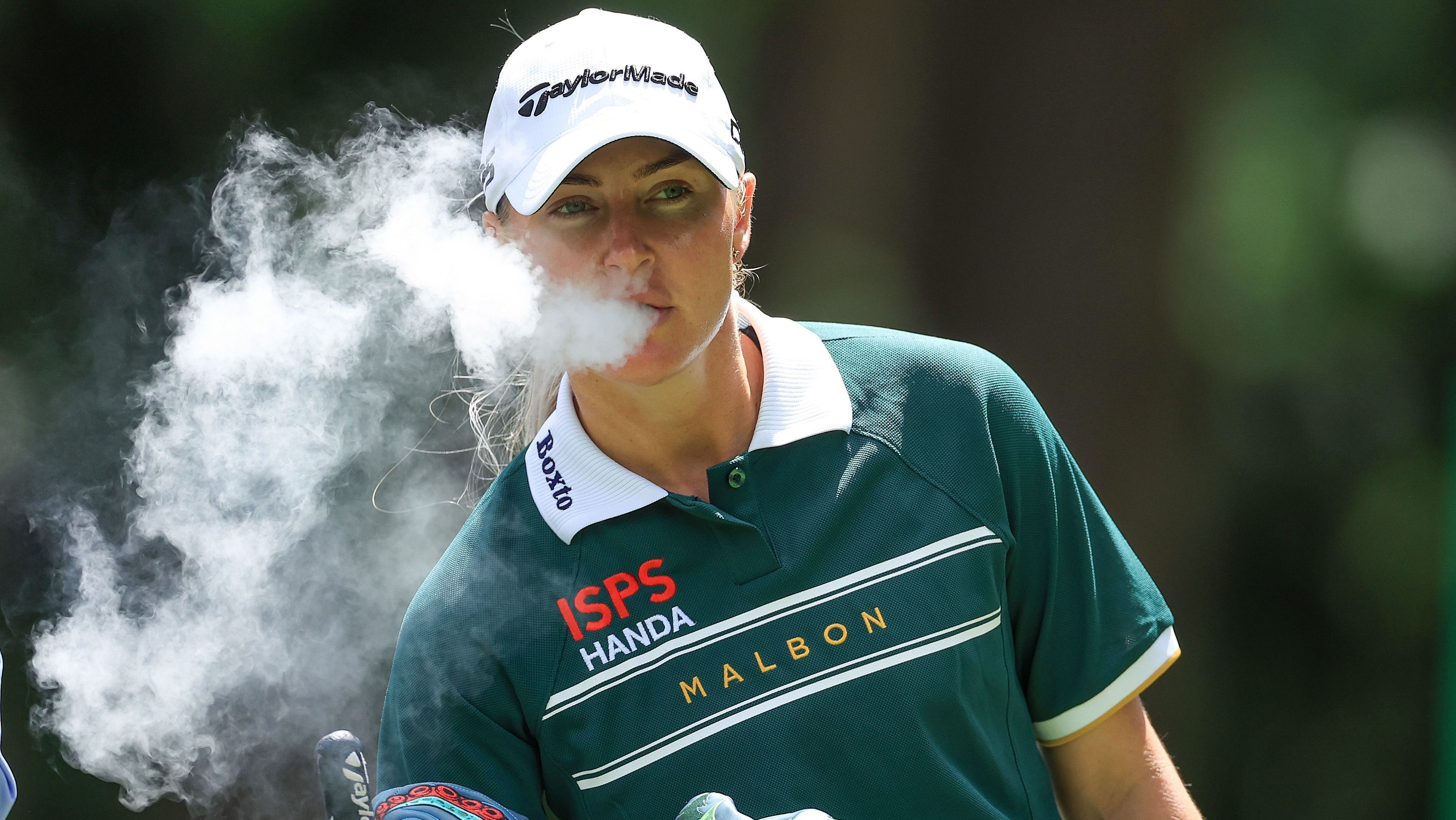 Charley Hull fuma em competição de golfe