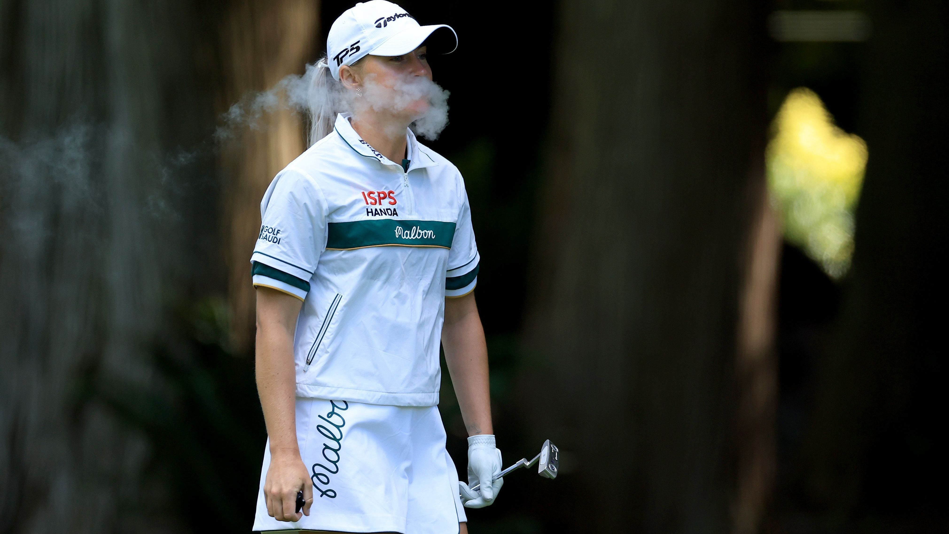 Charley Hull fumando em torneio de golfe / Foto: David Cannon/Getty Images