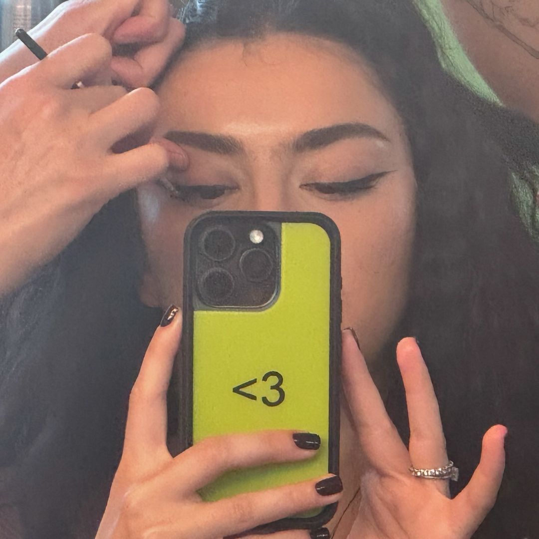 Charli XCX potencializou o retorno das unhas esmaltadas de preto / Instagram/Charli XCX
