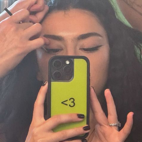 Charli XCX potencializou o retorno das unhas esmaltadas de preto / Instagram/Charli XCX